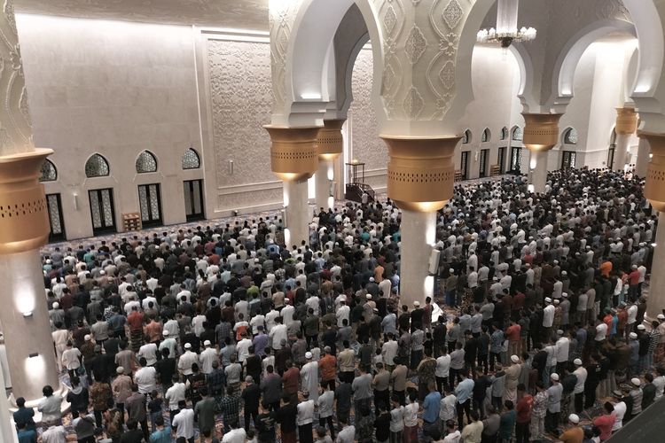 Shalat tarawih perdana di Masjid Raya Sheikh Zayed Solo, dipadati warga yang mencapai 20.000 orang, pada Rabu (22/3/2023).