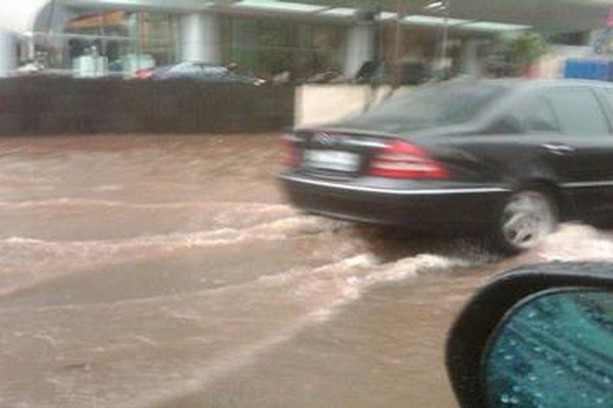 Genangan disekitar Bundaran Hotel Indonesia, Jakarta Pusat, Sabtu (22/12/2012) sore.