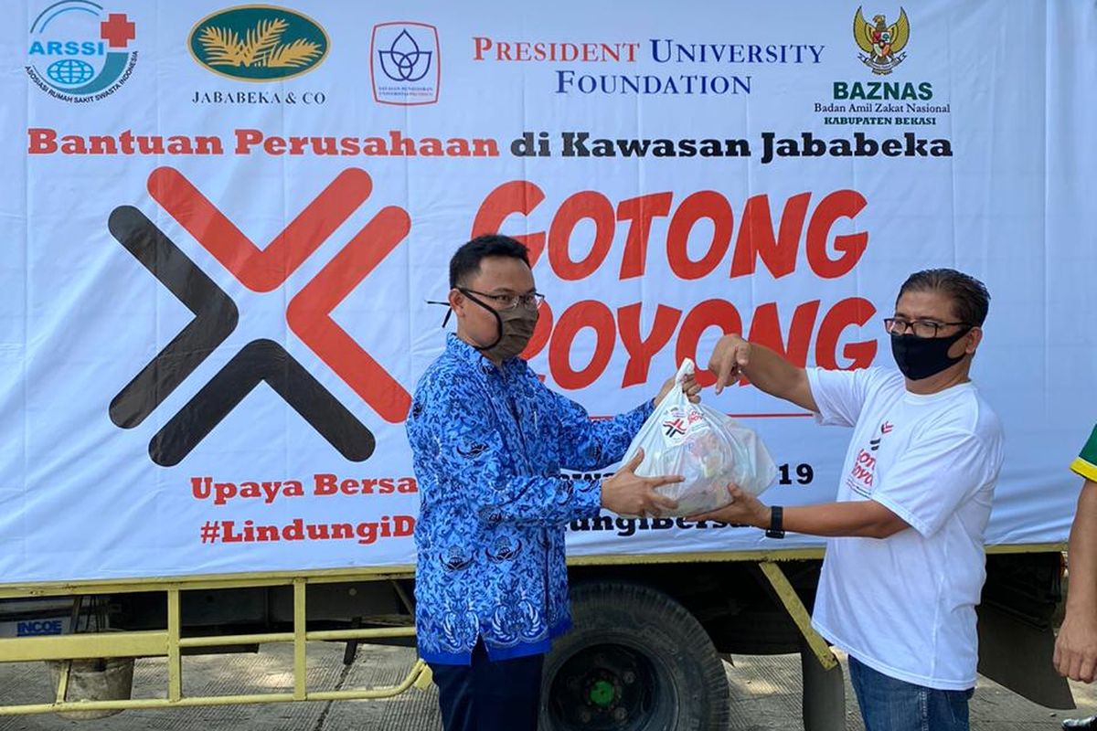 Jababeka Group menyalurkan bantuan 2.500 paket sembako kepada warga terdampak Covid-19 di Kawasan Industri Jababeka.