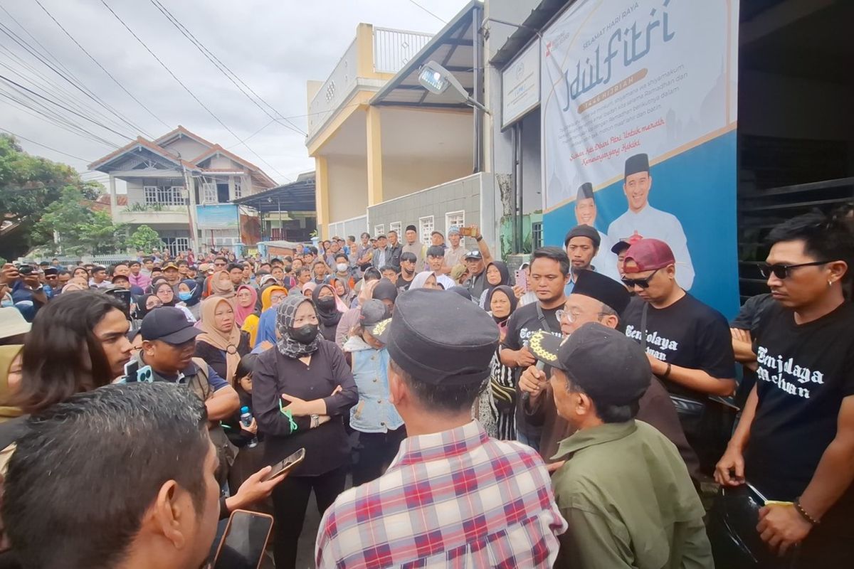 Ratusan warga berkumpul di depan Kantor Desa Tenjolaya, Kecamatan Cicalengka, Kabupaten Bandung, Jawa Barat, warga menolak eksekusi lahan berupa bangunan rumah dan bangunan sekolah dasar, Selasa (15/4/2025)