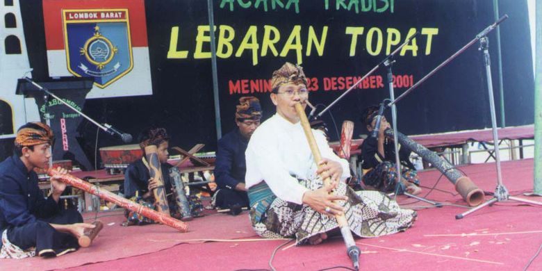 Gule gending yang umumnya dimainkan secara tunggal, kini disuguhkan secara orkestra dilengkapi penting (gitar), rincik (ritmis), dan beduk (perkusi) pada khalayak yang merayakan Lebaran Topat (ketupat) di obyek wisata Senggigi, Lombok Barat.  