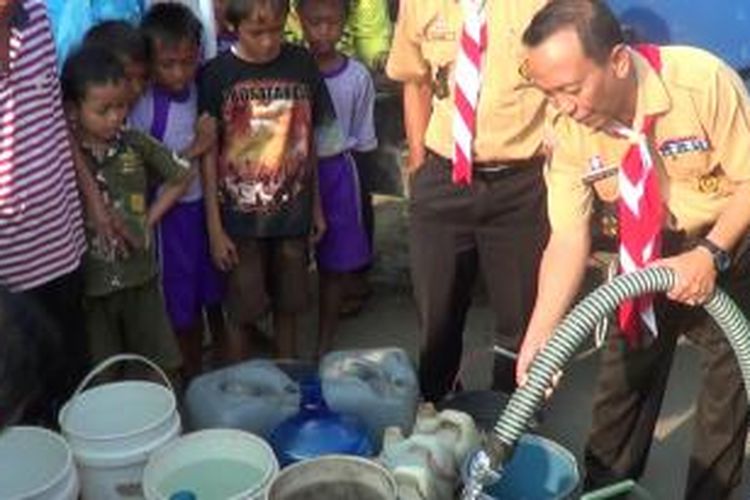 
Ketua Kwarcab Brebes, Emastoni Ezam secara simbolis memberikan bantuan air bersih kepada warga Desa Sidamulya, Wanasari, Brebes, Jawa Tengah.