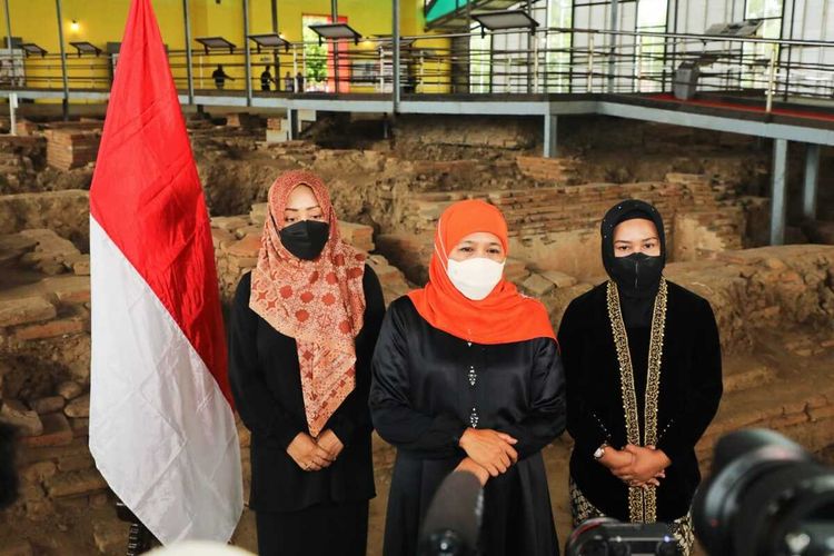 Gubernur Jawa Timur Khofifah Indar Parawansa melakukan prosesi  Mendhet Tirto lan Siti di Kawasan Sumur Upas Candi Kedaton, Trowulan, Mojokerto, Sabtu (12/3/2022).