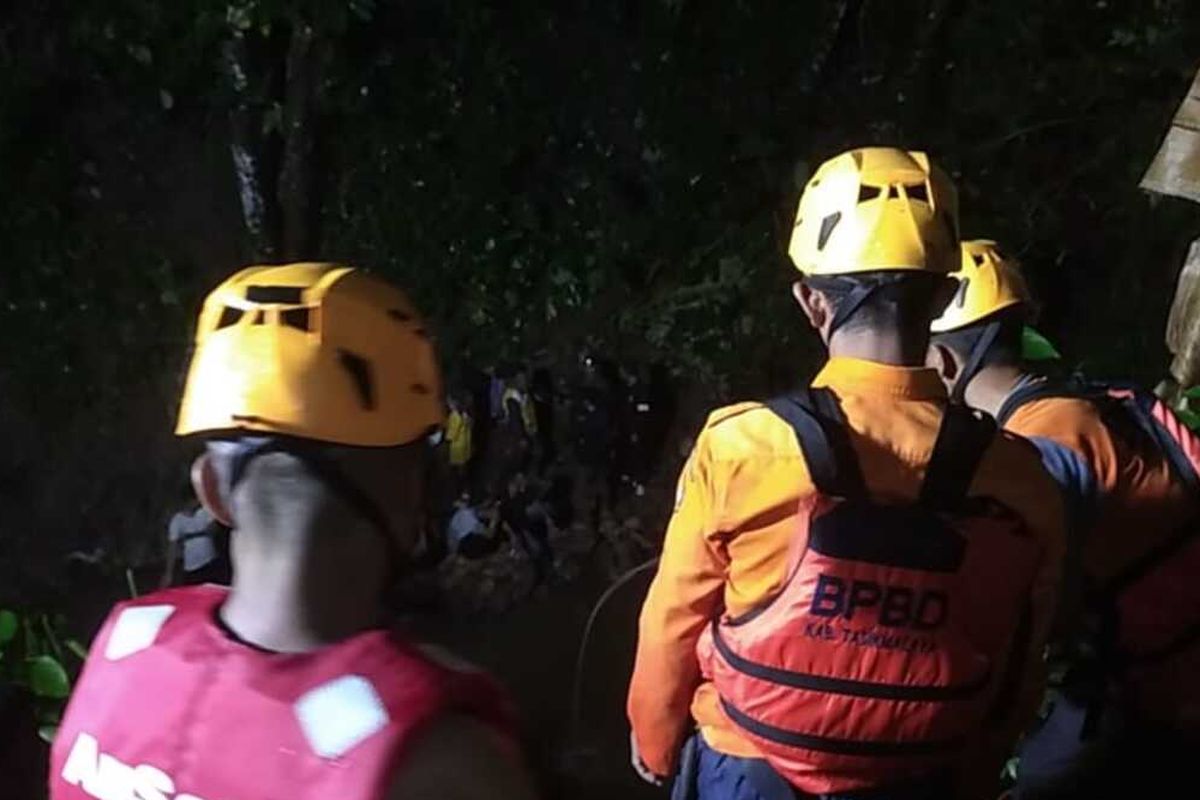 Tim gabungan, BPBD, Kepolisian, TNI dan Warga Tasikmalaya serta Basarnas Bandung, sedang mencari korban hilang akibat jembatan amblas penghubung Desa Cibalong dan Parung Kecamatan Cibalong, Kabupaten Tasikmalaya, Jawa Barat, Selasa (15/11/2022) dini hari.