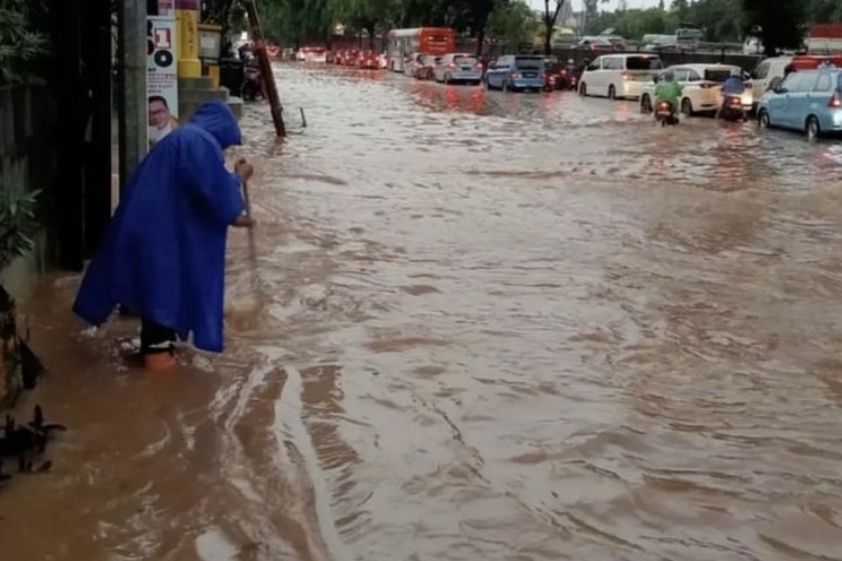 Jalan TB Simatupang dan Fatmawati Banjir Imbas Hujan pada Selasa Sore