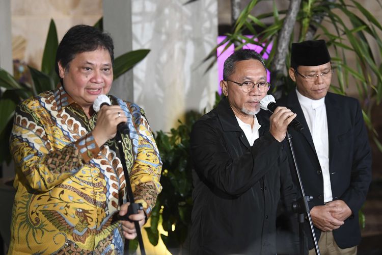 Ketua Umum Partai Golkar Airlangga Hartarto (kiri) bersama Ketua Umum PAN Zulkifli Hasan (tengah) dan Plt Ketua Umum PPP Mardiono (kanan) memberikan keterangan kepada wartawan saat silaturahmi Koalisi Indonesia Bersatu (KIB) di kediaman Airlangga Hartarto, di Jakarta, Kamis (27/4/2023). Airlangga Hartarto mengatakan, KIB tidak mencampuri urusan PPP dalam mendukung Ganjar Pranowo sebagai bakal calon presiden pada Pemilu 2024.