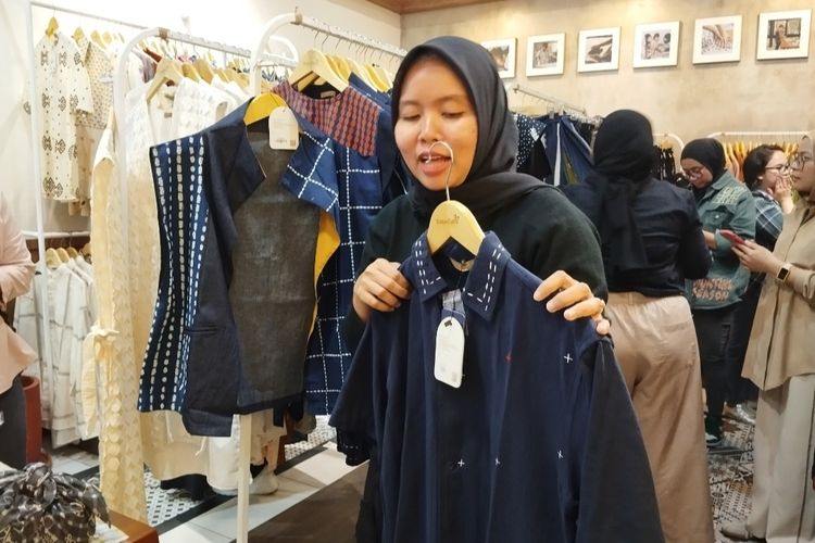 Dini Prihastiti dengan baju batik motif sasiko