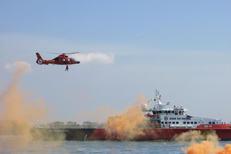 Helikopter Basarnas saat latihan bersama tim SAR gabungan dari Badan SAR Nasional, TNI, dan Polri, di perairan Belawan, Medan, Sumatera Utara, Rabu (1/6/2016). 