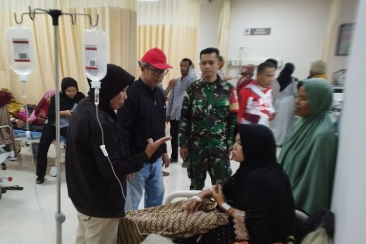 Sejumlah warga menjalani perawatan di RSUD Ir. Soekarno Ketanggungan, Kabupaten Brebes, Jawa Tengah setelah diduga alami keracunan makanan, Sabtu (18/5/2024) malam. (Dok. Pemerintah Kecamatan Ketanggungan)