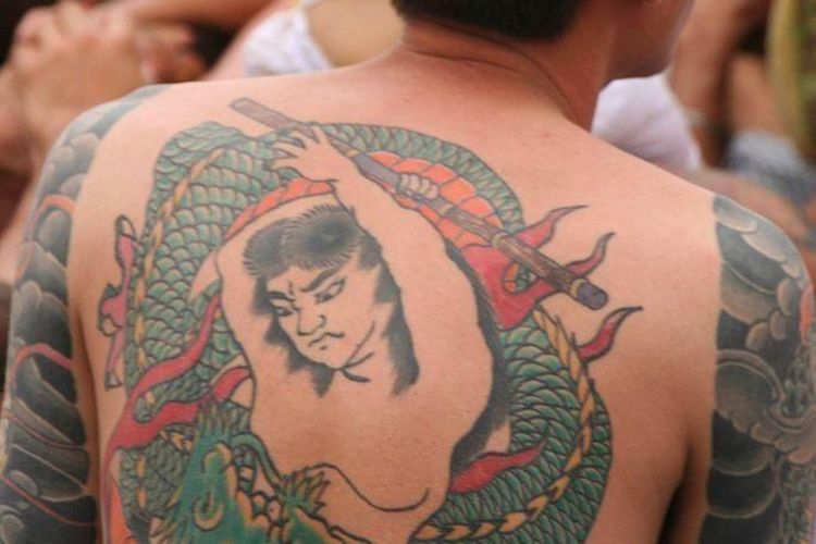 Naga dan pertarungan sering menjadi tema dalam tato yakuza.