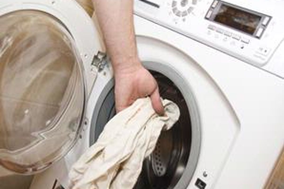 Pisahkan pakaian berwarna putih, berwarna gelap, dan warna lain untuk mencegah warna luntur.