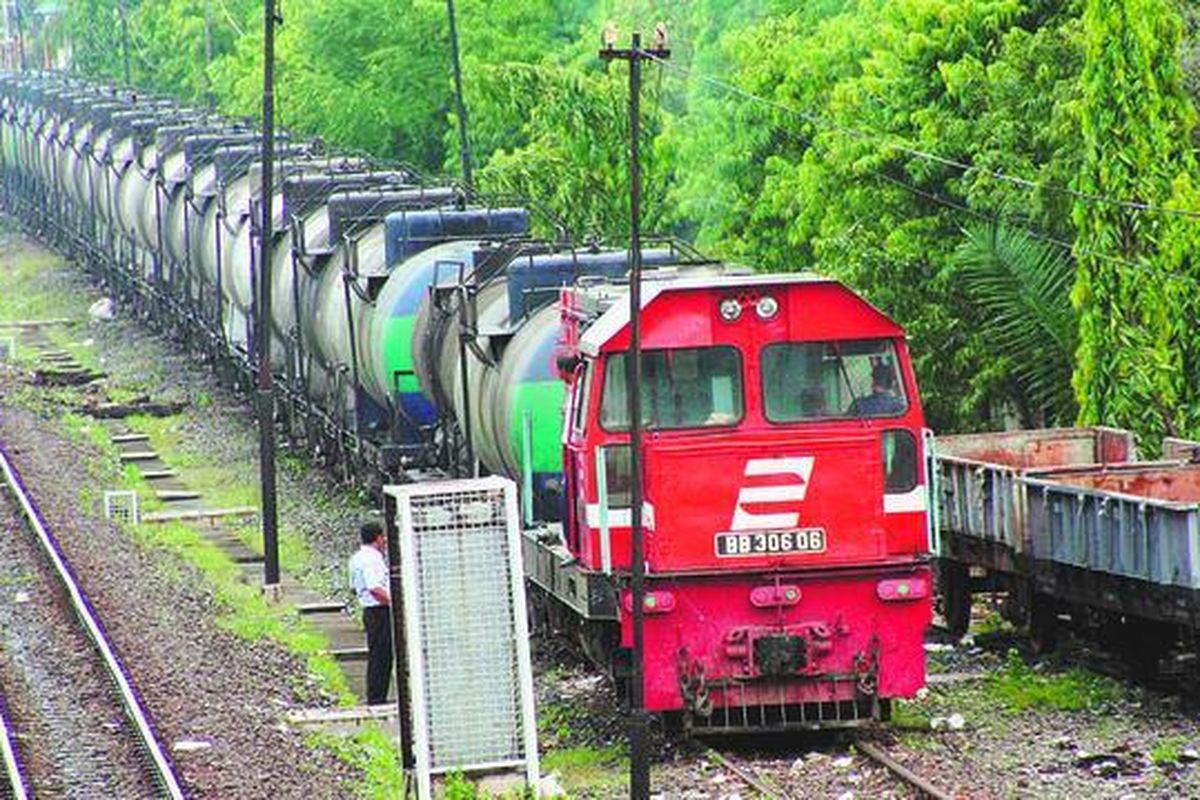 Sebuah lokomotif kereta api di Stasiun Medan tengah melangsir gerbong minyak kelapa sawit mentah (crude palm oil/CPO). Rangkaian gerbong kereta api yang mengangkut minyak kelapa sawit mentah ini selanjutnya menuju Pelabuhan Belawan, Medan, untuk diekspor ke beberapa negara seperti China, India, hingga Eropa.  