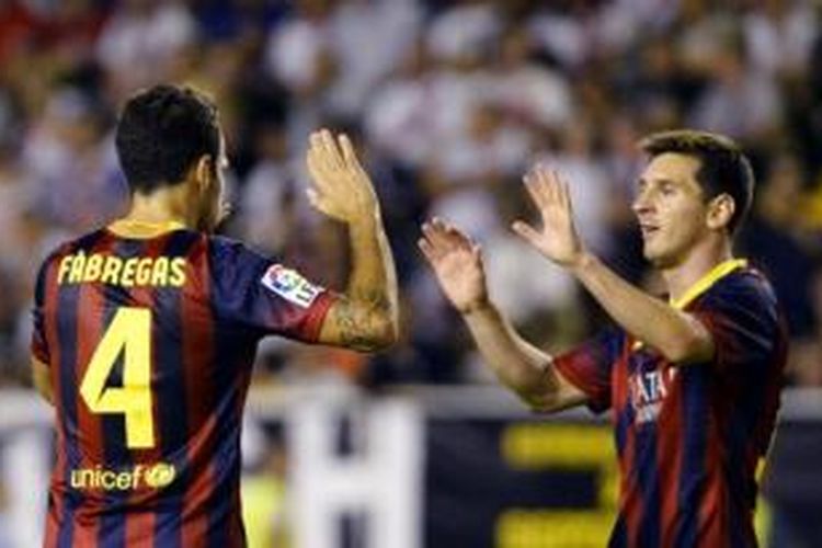 Dua pemain Barcelona, Cesc Fabregas (kiri) dan Lionel Messi (kanan), pada laga melawan Rayo Vallecano di Stadion Teresa Rivero, Madrid, Sabtu (21/9/2013).