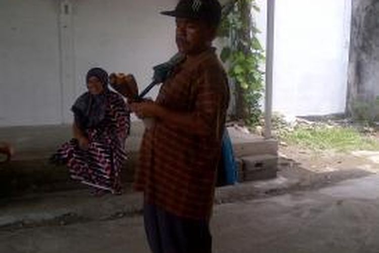 Bermodalkan kaki, Ismail setiap hari menjajakan aneka pisau ke rumah-rumah penduduk di Kabupaten Bireuen. DESI
