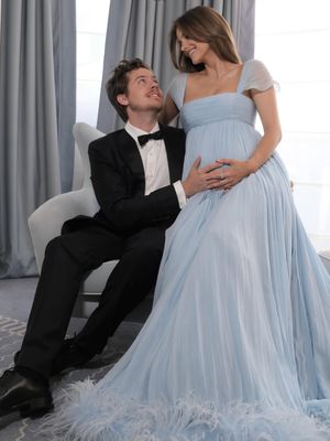Barbara Palvin tampil anggun sambil memamerkan baby bump di Cannes 2026 lewat gaun pastel dan makeup natural elegan.