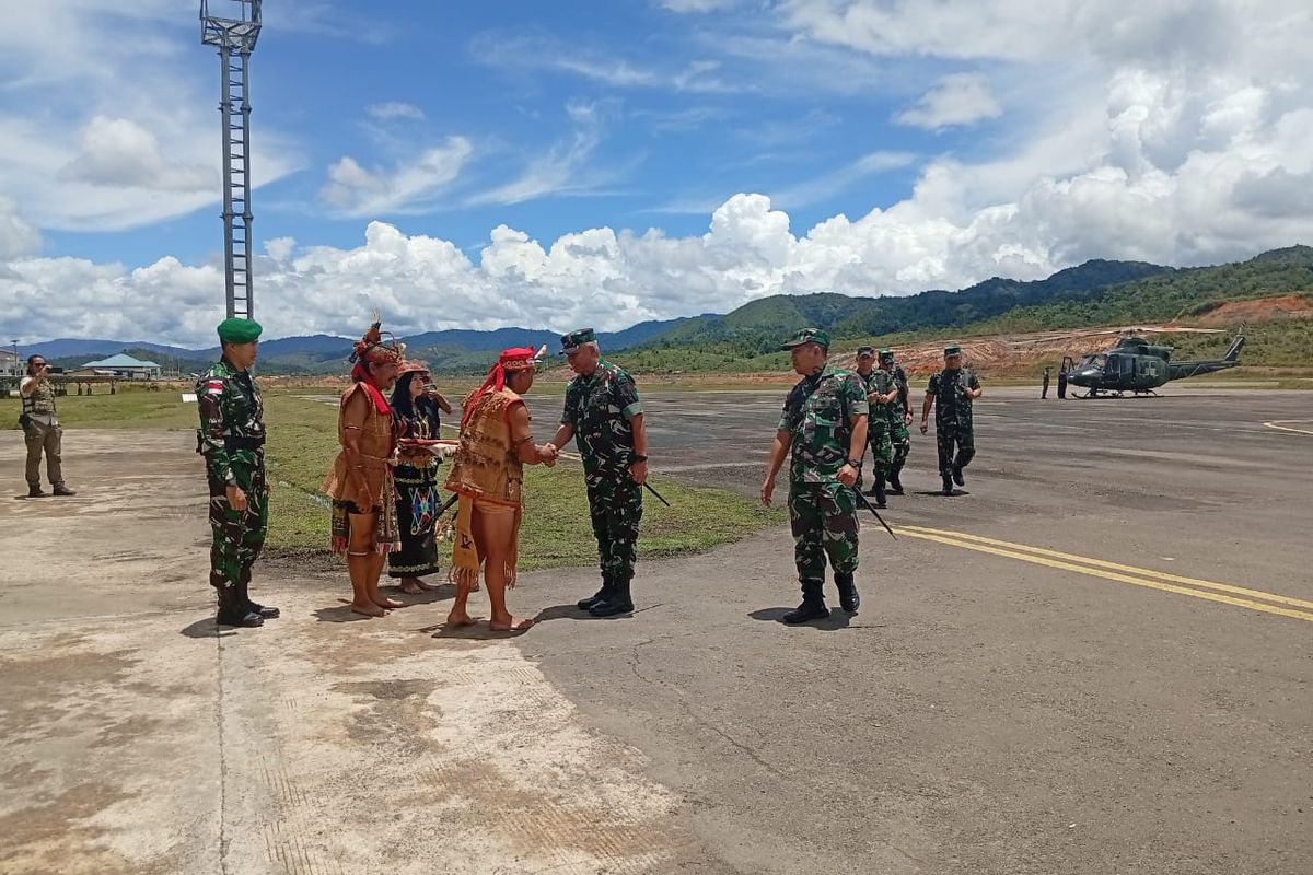 Panglima Kodam (Pangdam) VI Mulawarman Mayor Jenderal TNI Rudy Rachmat Nugraha melakukan kunjungan kerja ke Krayan, Kabupaten Nunukan, Kalimantan Utara, pada Rabu (9/4/2025).