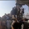 VIDEO: Bandara Kabul Kacau, Ribuan Warga Afghanistan Rebutan Naik Pesawat untuk Lari dari Taliban