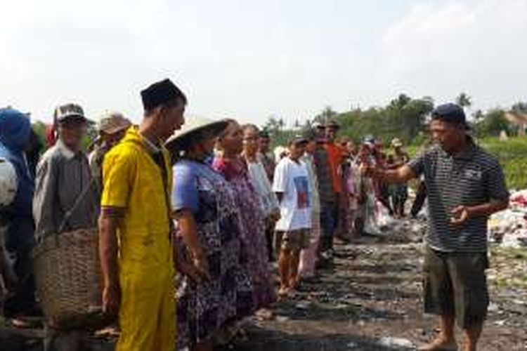 Bripka Seladi, anggota Satlantas Polres Malang Kota, Jawa Timur saat memberikan bimbingan kepada sejumlah pemulung yang ada di TPA Lowok Doro, Kota Malang, Minggu (7/8/2016)