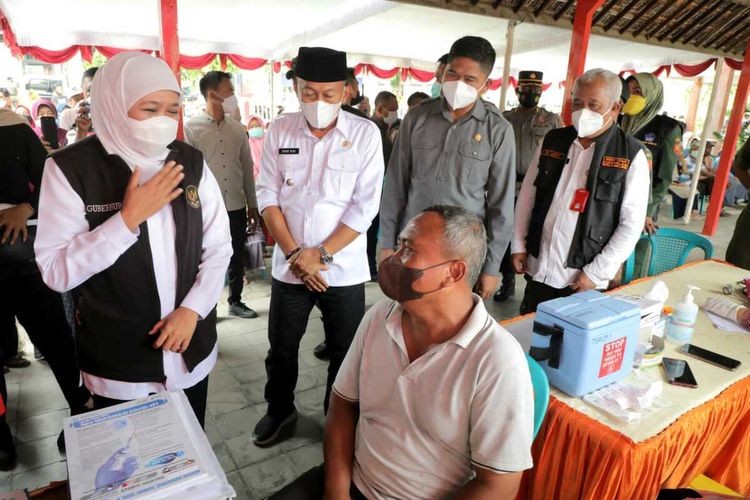 Gubernur Jawa Timur Khofifah Indar Parawansa saat memantau pelaksanaan vaksinasi di fasilitas layanan kesehatan.