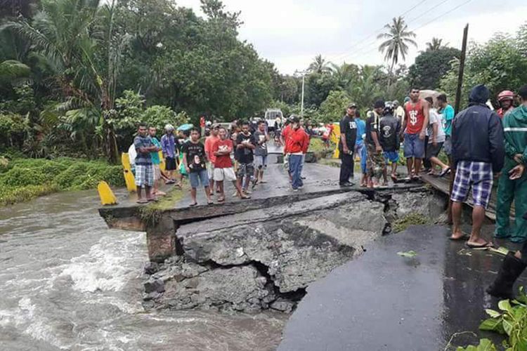 Jembatan Wae Hihina di Desa Haya, Kecamatan Tehoru, Kabupaten Maluku Tengah ambruk setelah hujan deras mengguyur kawasan itu, Senin (17/7/2017).