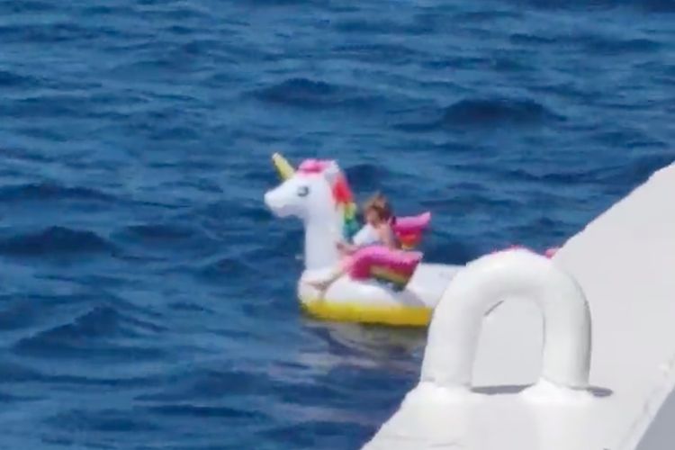 Seorang anak mengapung di atas unicorn tiup sebelum diselamatkan oleh awak kapal, di lepas pantai Antirrio, Yunani 24 Agustus 2020 dalam tangkapan layar yang diperoleh dari video media sosial.