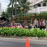 Warga Bersorak Lihat Kendaraan Tempur TNI Lintasi Kawasan Bundaran HI...