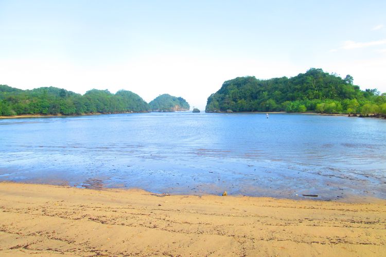 Pantai Clungup di Kabupaten Malang, Jawa Timur.