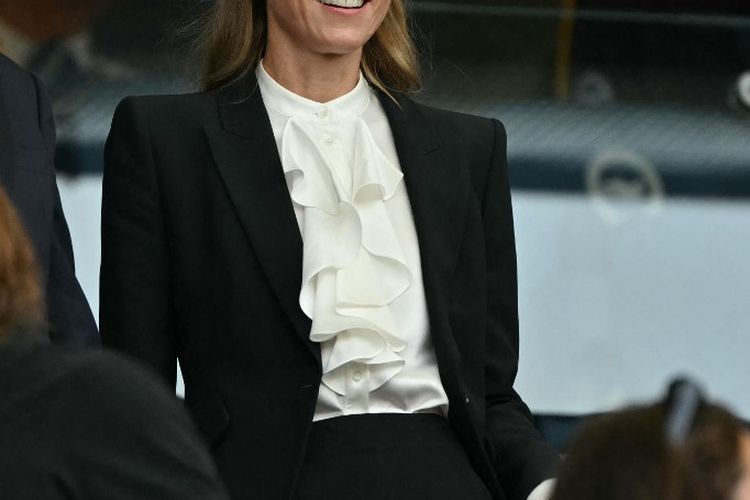 Putri Wales, Kate Middleton saat menghadiri pertandingan Women?s Rugby World Cup 2025 Group Stage di Inggris pada Sabtu (6/9/2025). Middleton mengenakan setelan jas dengan warna monokrom yang elegan.