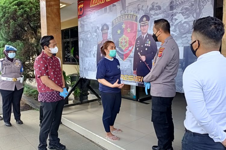 Jajaran Polresta Bandung berhasil mengamankan IR tersangka penjual minyak goreng fiktif, Selasa (8/3/2022)
