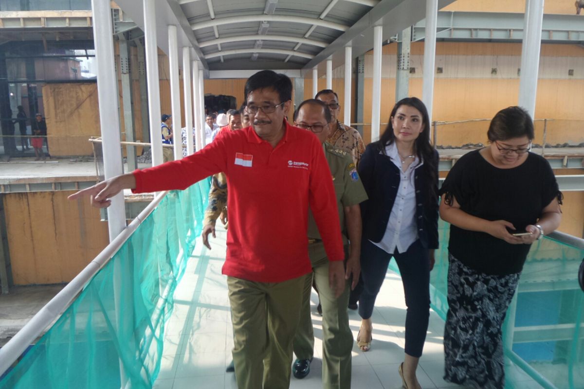 Plt Gubernur DKI Jakarta Djarot Saiful Hidayat berada di Halte Cipulir, koridor 13 Transjakarta rute Ciledug-Tendean, Senin (15/5/2017)