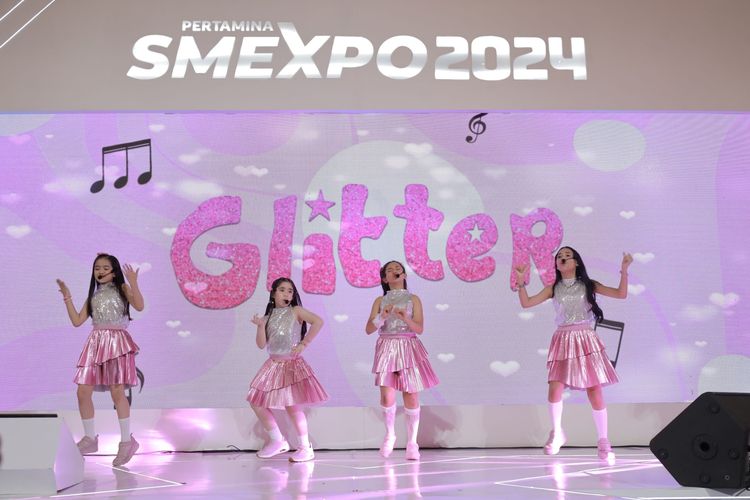 Pertamina SMEXPO 2024 di Mal Kota Kasablanka, Jakarta, hadirkan beragam kegiatan dan hiburan, salah satunya penampilan artis Glitter, Sabtu (26/10/2024).