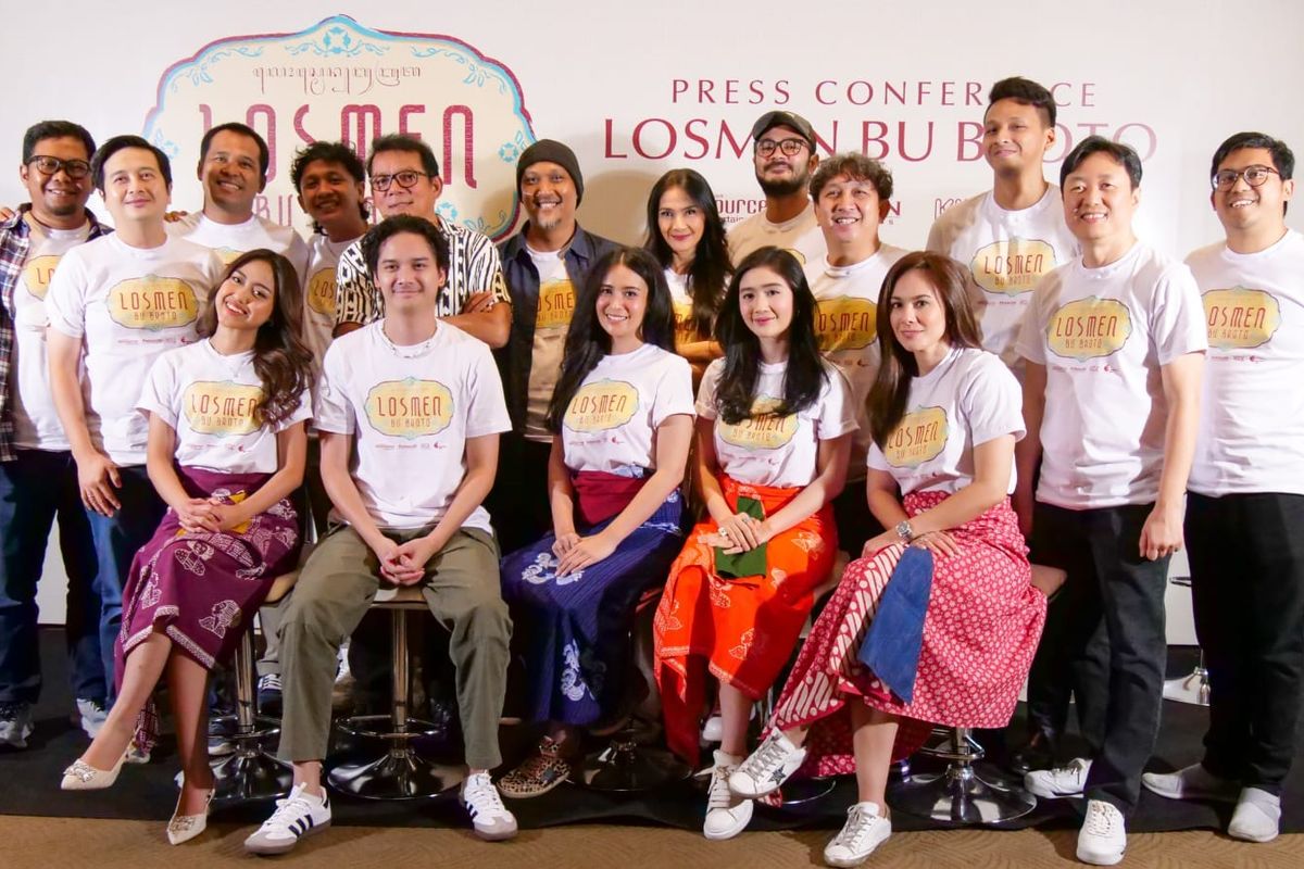 Para produser, sutradara dan cast serial Losmen Bu Broto