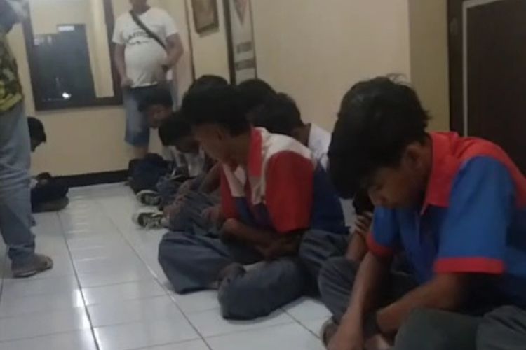 Pelajar SMK membawa celurit dan gear motor saat tawuran