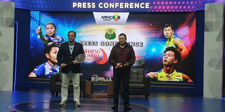 Ketua Umum PBSI Agung Firman Sampurna (kiri) bersama Executive Chairman MNC Group Hary Tanoesoedibjo (kanan) dalam konferensi pers di iNews Tower Kebon Sirih Jakarta, Senin (8/11/2021)  siang WIB.