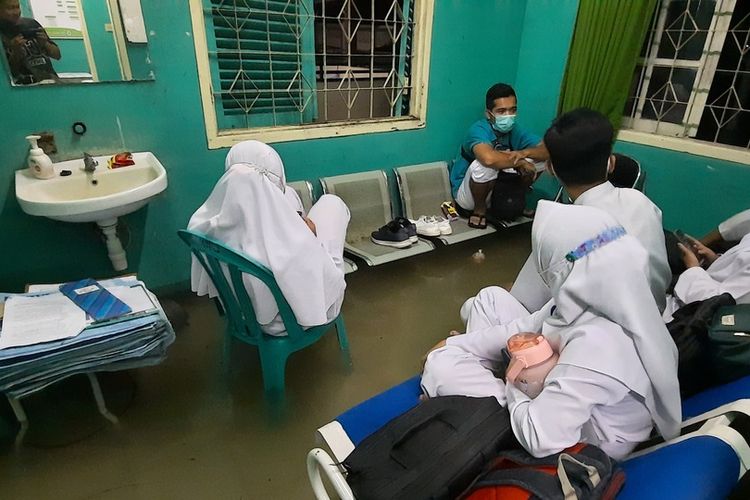 Foto-foto: Banjir setengah meter mengepung semua bangunan lantai 1 seluruh ruang rawat inap pasien akibat hujan deras dan selokan mampet di Komplek RSUD Soekardjo Tasikmalaya, Jawa Barat, Jumat (15/4/2022) malam.