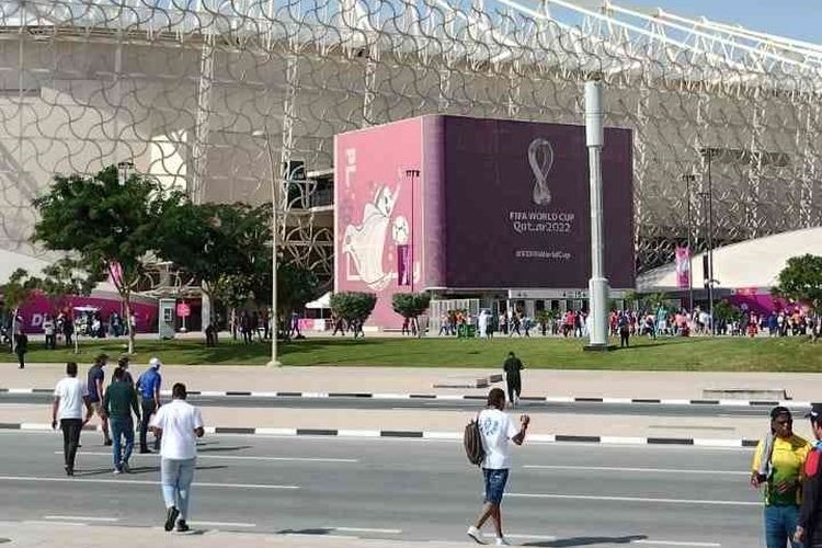 Suasana di depan Stadion Ahmad Bin Ali, Qatar sebelum berlangsung pertandingan Piala Dunia 2022 antara Jepang vs Kosta Rika, Minggu (27/11/2022)
