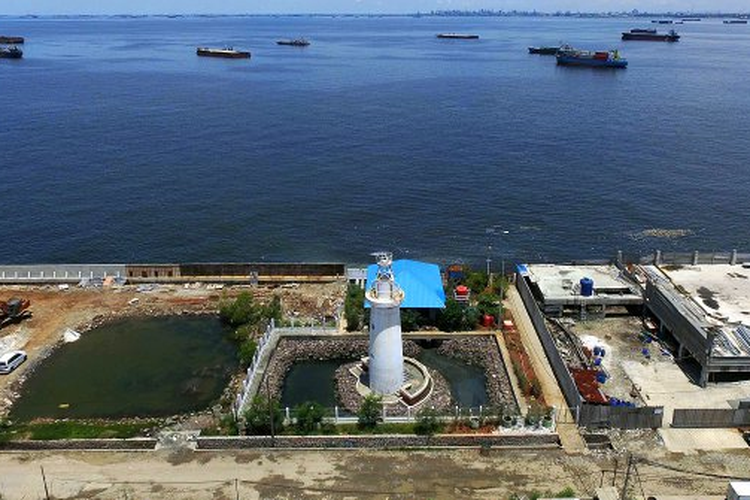 Mercusuar pelabuhan Batavia yang dibangun pada abad ke-17 kini bagian dari pelabuhan pengelolaan ikan Muara Baru Jakarta, Rabu (26/10/2016).
