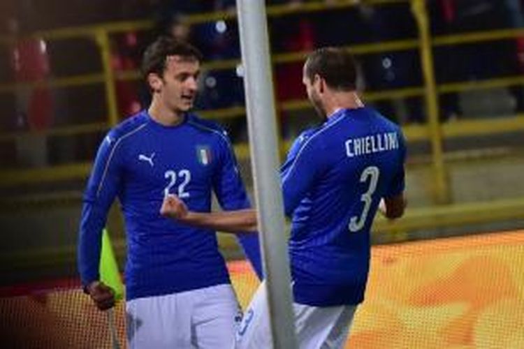 Manolo Gabbiadini rayakan gol Italia ke gawang Rumania, Selasa (17/11/2015). 