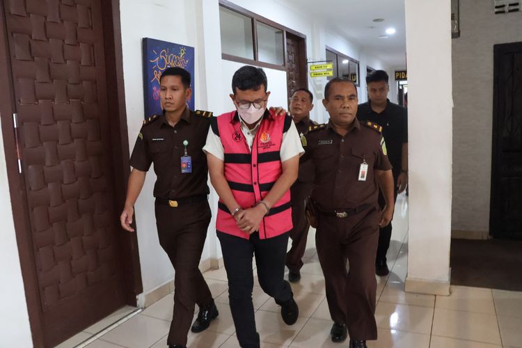 Ahmad Syarif, Kepala Bidang Koperasi dan UKM pada Dinas Koperasi, UKM, Perindustrian, dan Perdagangan Kota Medan ditetapkan jadi tersangka kasus korupsi Medan Fashion Festival (MFF) di Kejari Medan pada Senin (1/12/2025). 