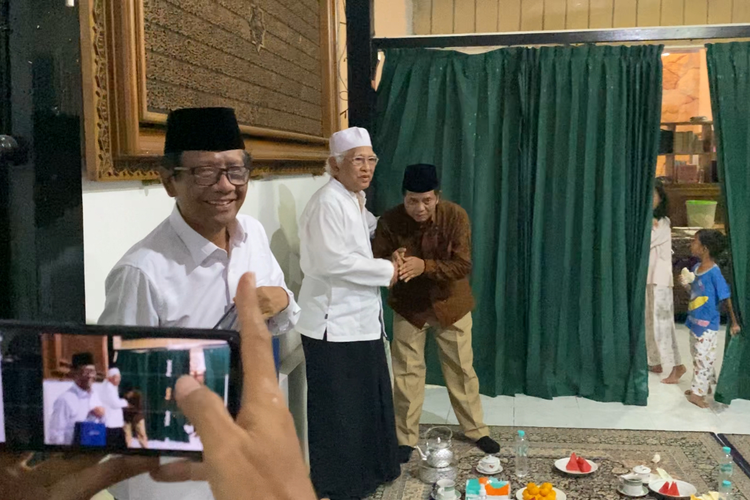 Mahfud MD usai sowan ke kediaman Gus Mus, di Kompleks Pondok Pesantren Raudlatul Thalibin, Leteh, Rembang, Jawa Tengah, pada Senin (13/11/2023)