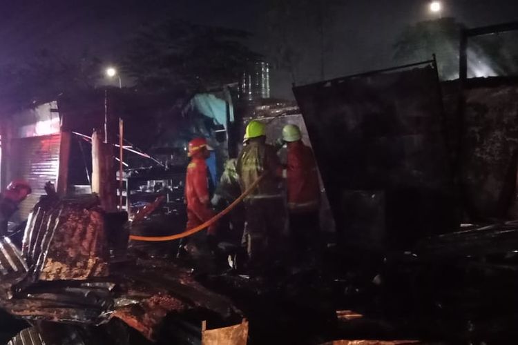  Empat kios di Jalan Pahlawan Revolusi, Pondok Bambu, Duren Sawit, Jakarta Timur, dilanda kebakaran pada Jumat (12/3/2021) pagi.