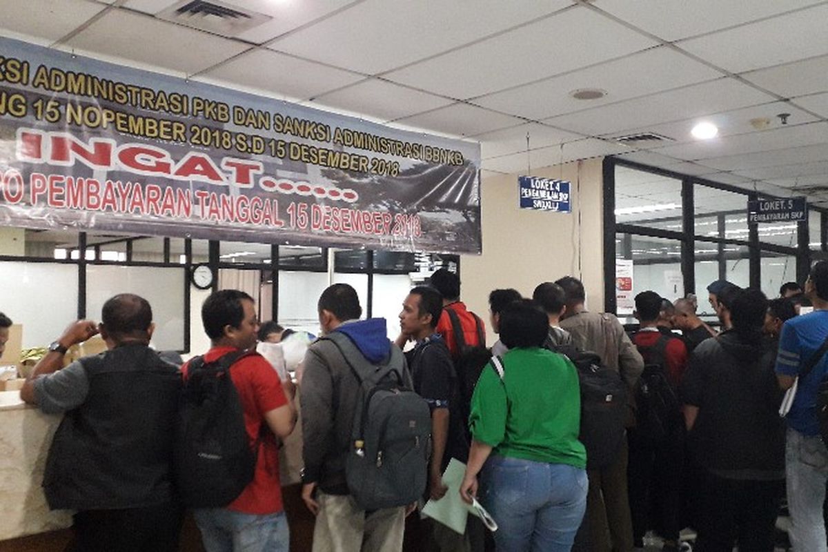 Keramaian kantor Samsat Jakarta Barat pada H-3 penghapusan sanksi administrasi pajak kendaraan bermotor pada Rabu (12/12/2018).