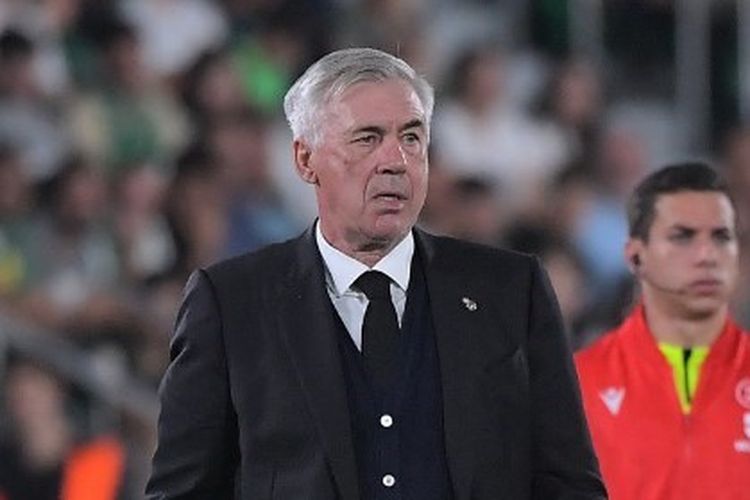 Pelatih Real Madrid Carlo Ancelotti mendampingi anak-anak asuhnya pada laga tandang kontra Elche yang berlangsung di Stadion Manuel Martinez Valero, Kamis (20/10/2022) dini hari WIB. Terkini, Carlo Ancelotti ikut mendoakan agar AS Roma bisa memenangi final Liga Europa 2022-2023 kontra Sevilla.