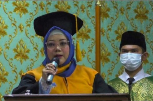 Putri Melayu Asal Selat Panjang Jadi Profesor IT Pertama di Riau