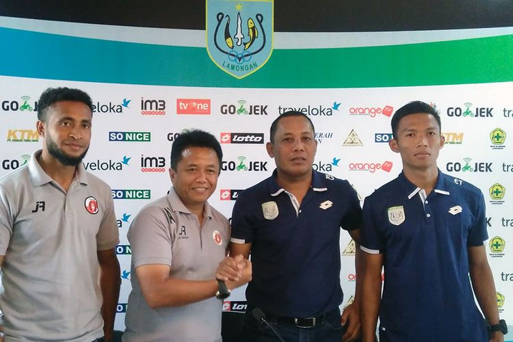 Pelatih caretaker Persela Lamongan Ragil Sudirman (dua dari kanan) dan Eki Taufik (kanan), dalam foto bersama jelang lawan Perseru Serui.