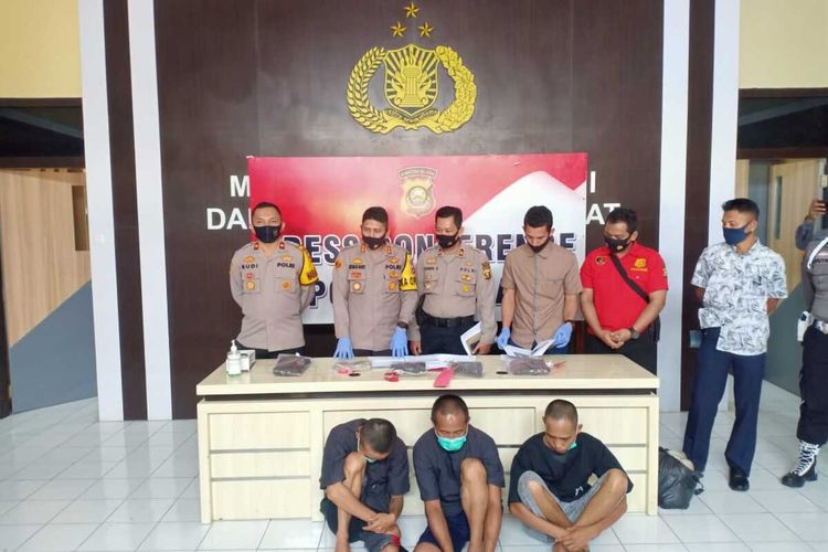 Tanhar (43), Mirzal Hadi (31) dan Fikri (23) tiga pelaku pemerkosaan yang menewaskan AM (26) saat berada di Polres Lahat, Sabtu (26/9/2020).