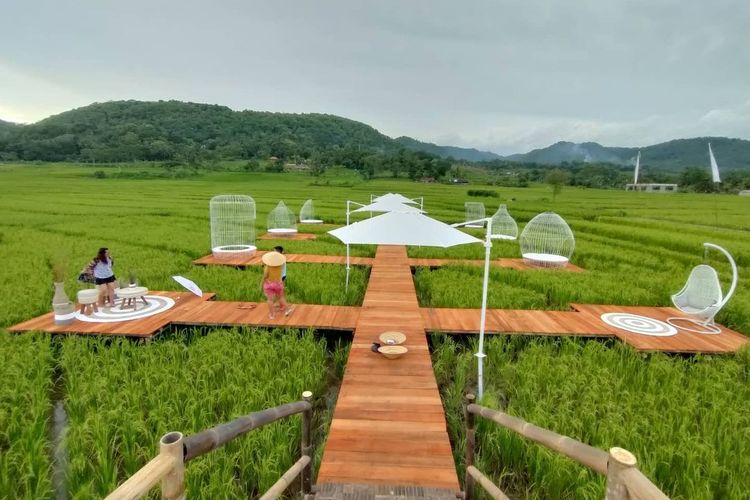 Menoreh Sky Bridge, salah satu rekomendasi tempat wisata di Yogyakarta.