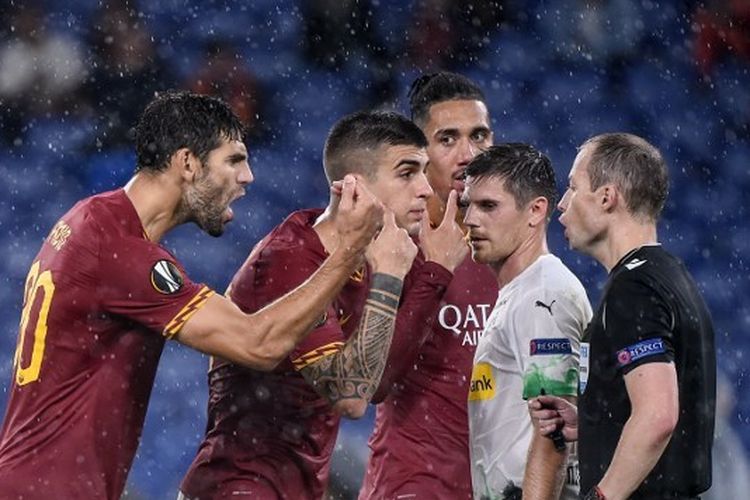 Sejumlah pemain AS Roma melakukan protes terhadap wasit yang memberi hadiah penalti untuk Monchengladbach di ajang Liga Europa, Kamis (22/10/2019) WIB.