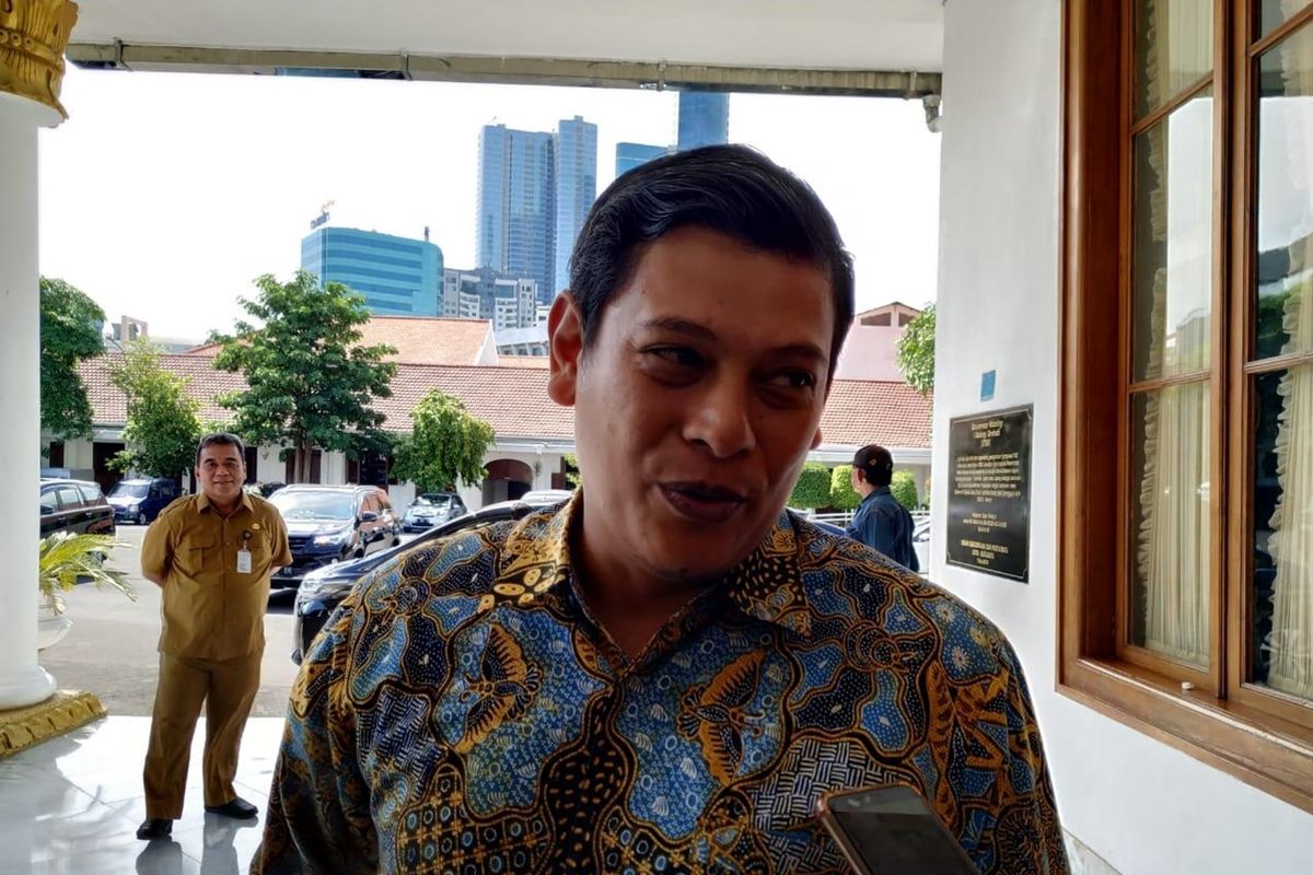 Wali Kota Kediri Abdullah Abu Bakar. Wali Kota Kediri memerintahkan tim internal mengkaji pemecatan guru SD berinisial IM yang diduga mencabuli tujuh siswanya.