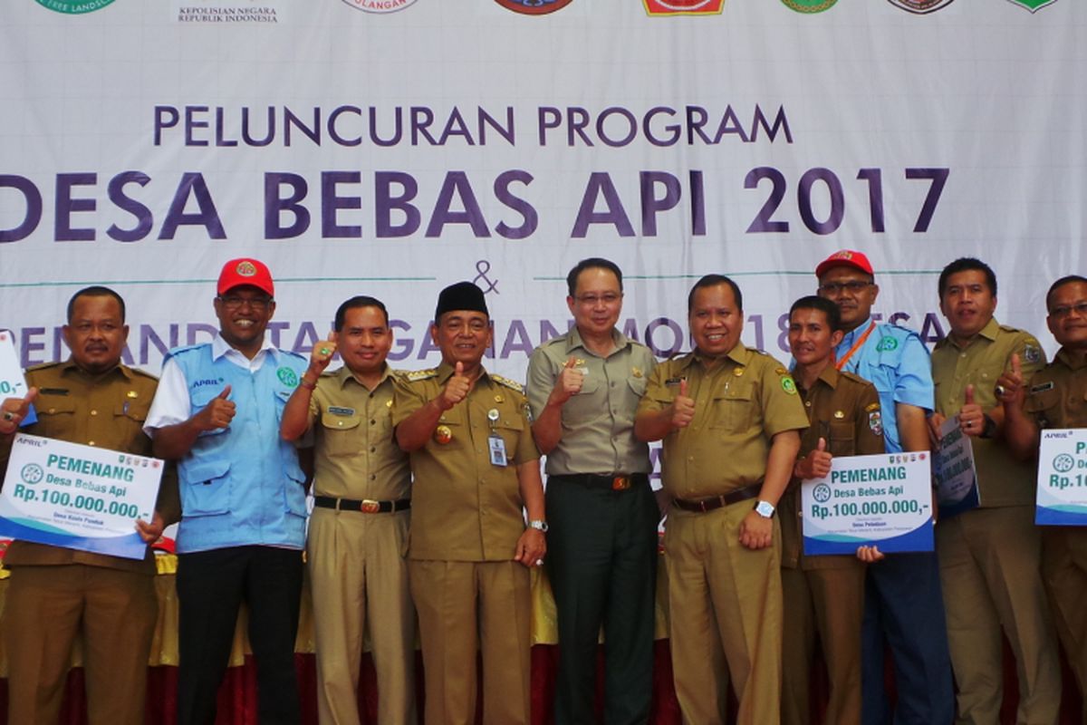 Peluncuran program Desa Bebas Api oleh Riau Andalan Pulp and Paper (RAPP) di Pelalawan Airstrip, Pangkalan Kerinci, Selasa (16/5/2017). Dalam foto tersebut ada Kepala Badan Nasional Penanggulangan Bencana (BNPB) Willem Rampangilei (tengah), Bupati Pelalawan HM Harris (samping kanan Willem), Bupati Meranti Irwan Nasir (kiri Willem), dan Direktur PT RAPP Rudi Fajar (pakai rompi biru muda dekat Harris). 